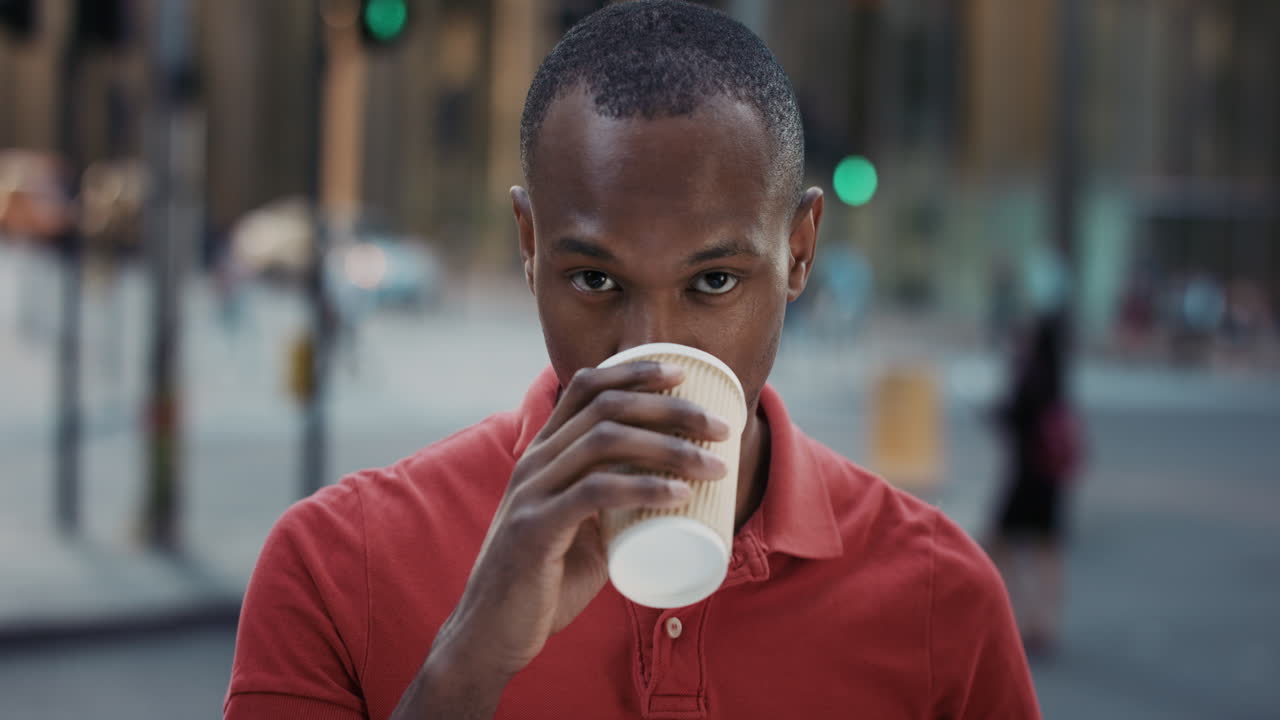 retrato en cámara lenta de un hombre afroamericano bebiendo café