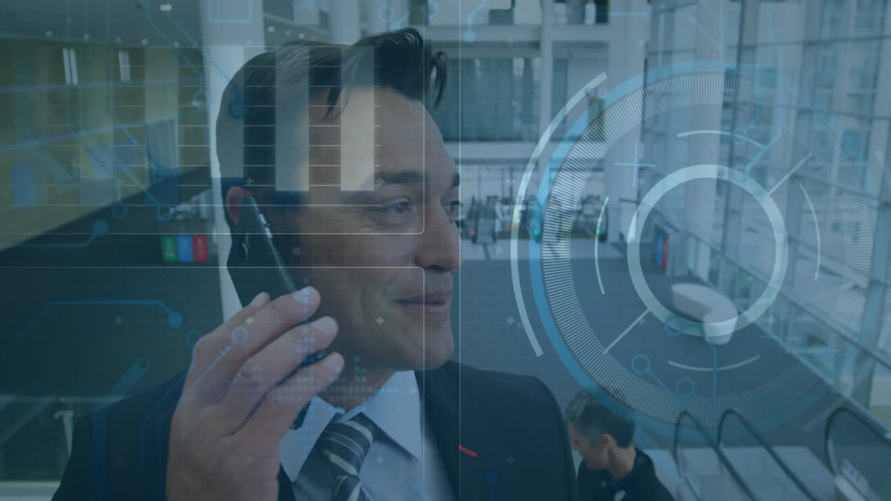 animación de procesamiento de datos financieros sobre empresario biracial hablando en teléfono inteligente en la oficina