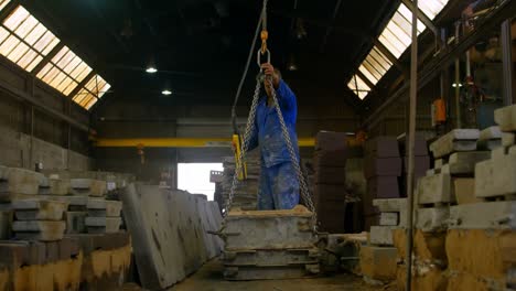 trabajador que utiliza una grúa aérea en un taller de fundición 4k