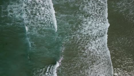 Ocean-Waves-with-Turquoise-Waters-Along-a-Coastal-Beach-in-Cornwall,-UK