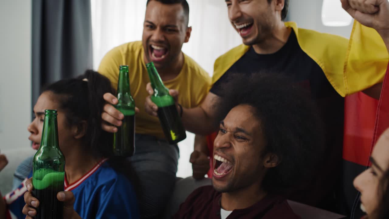 video de cerca de una mujer joven con un hermoso cabello largo