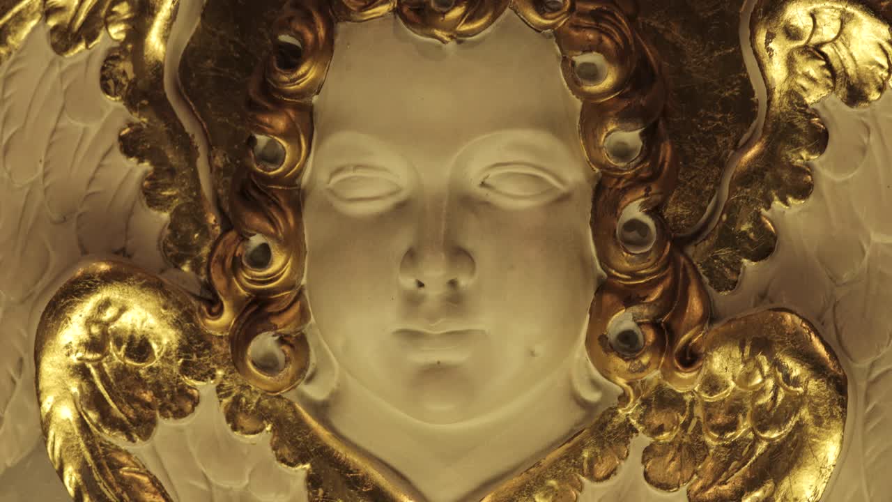 폴란드 의 한 교회 에 있는 금색 장식 을 한 천사 의 동상, 4k 해상도 로 촬영