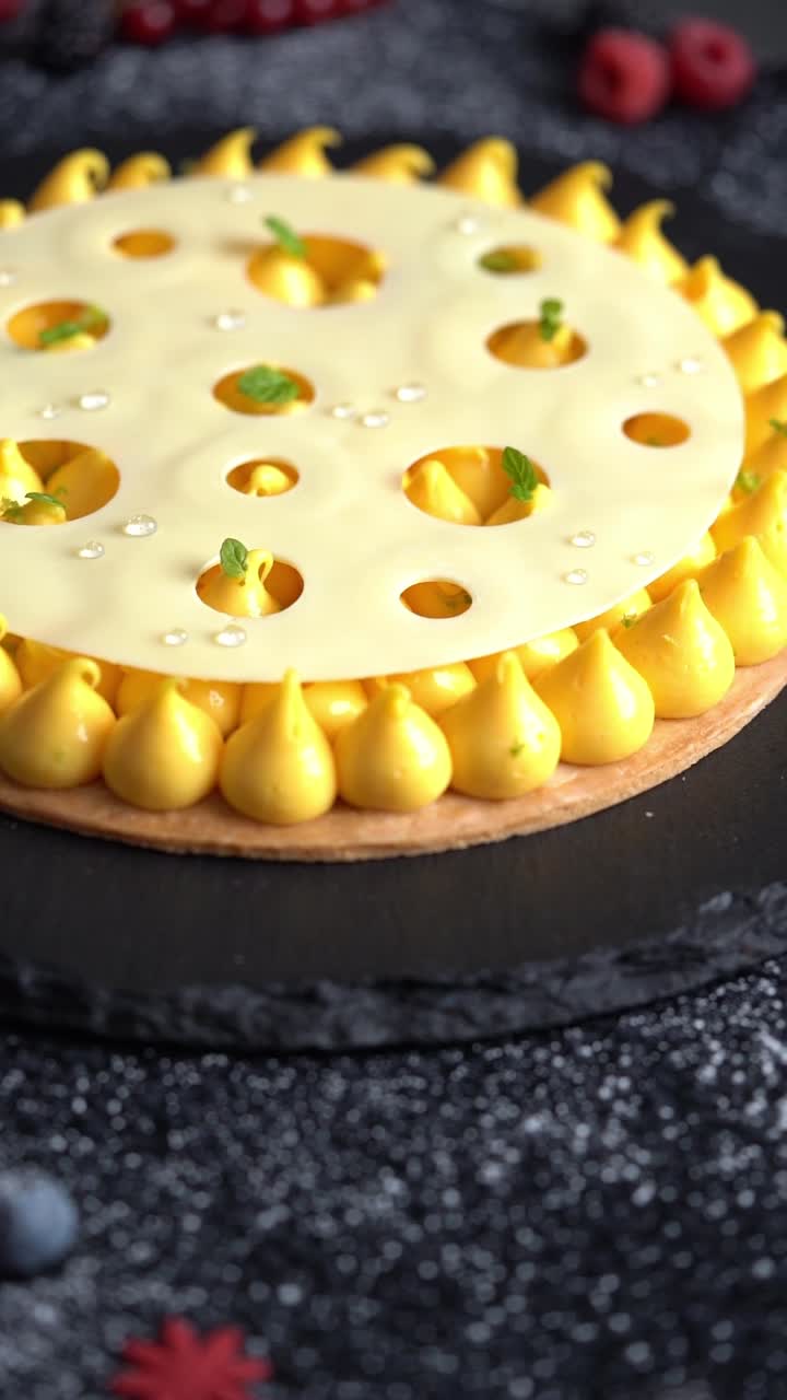 Pürüzsüz sıkılmış limon kreması ile kaplanmış altın rengi bir tart, yakın çekim