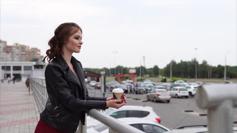 mujer disfrutando de café al aire libre