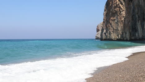 Olas-Del-Mar-En-La-Playa-De-Antalya