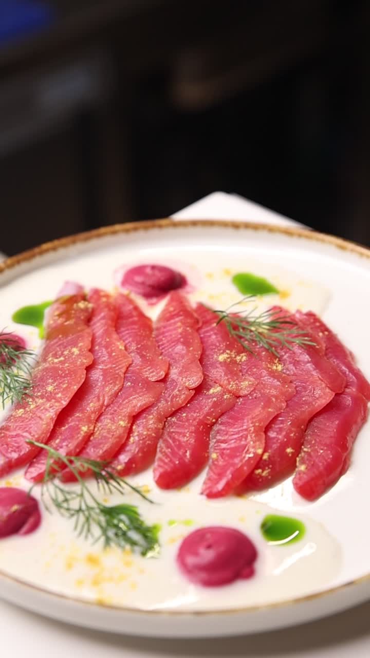Piatto gourmet di carpaccio di pesce con aneto e salsa