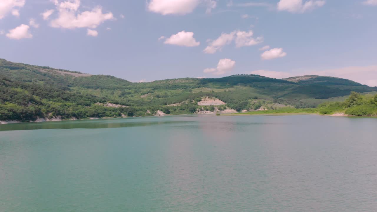 imágenes aéreas con drones hacen un giro en u sobre el lago y los puentes