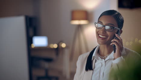 Telefonanruf,-Computer-Und-Eine-Frau-In-Ihrem-Büro