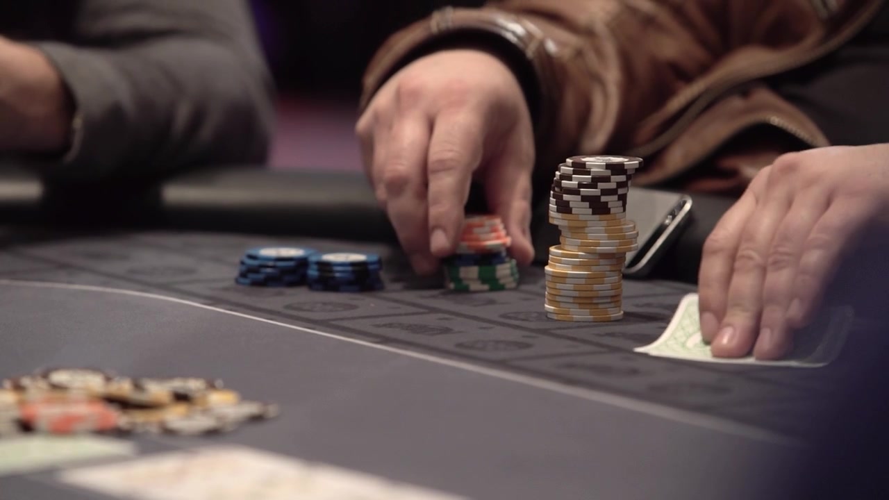 Filmato di casinò che mostra un giocatore di poker che folda una mano durante una partita di Texas Hold’em. Concetto di gioco d'azzardo, scommesse, strategia di poker e intrattenimento da casinò.