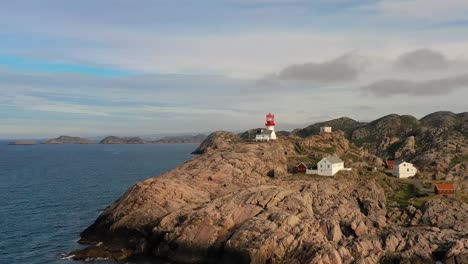 faro costero. el faro de lindesnes es un faro costero en el extremo sur de noruega.