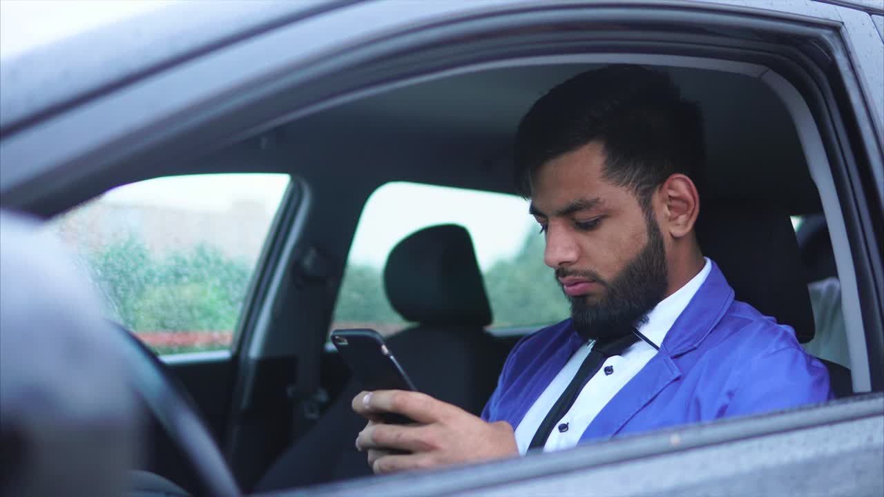 hombre usando el teléfono mientras conduce