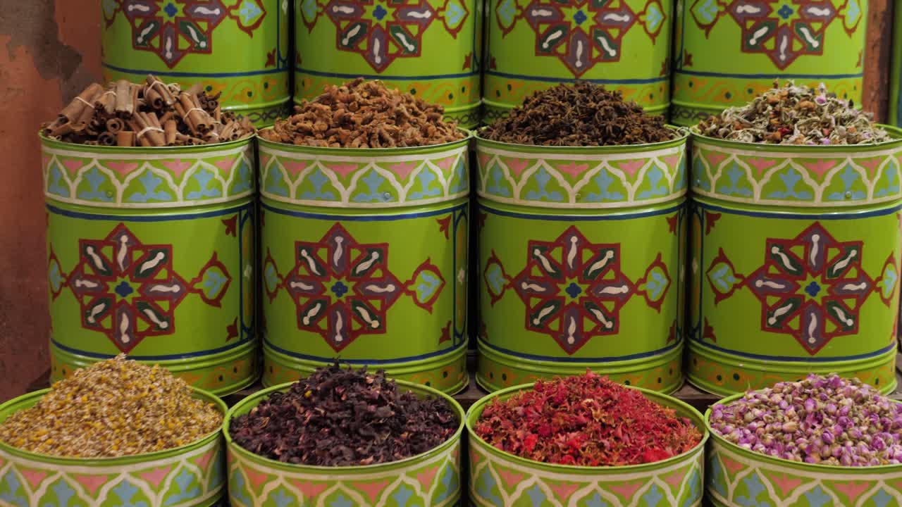 시장 에 있는 다채로운 향신료 와 차 항아리