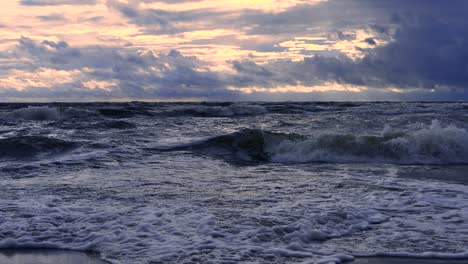 Wellen-Auf-See-Während-Eines-Gewitters-Bei-Sonnenuntergang