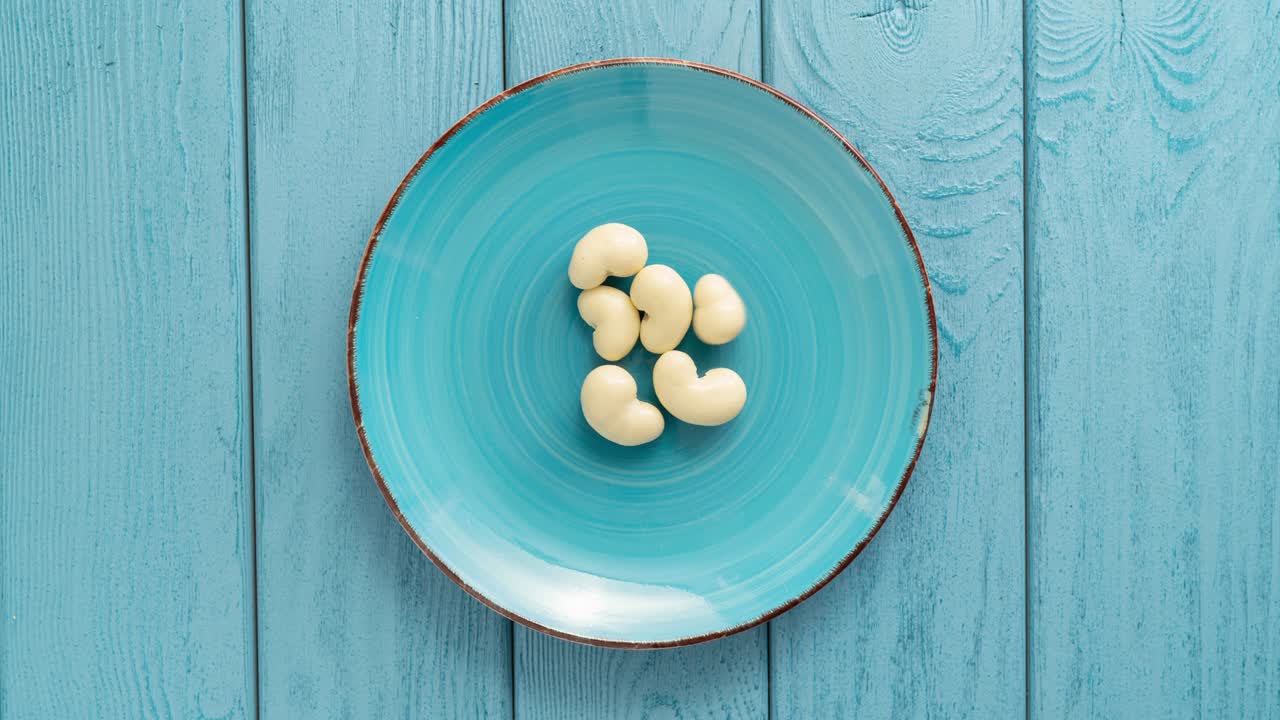 위면: 테이블 위에 있는 파란 그에서 사라지는 색 초콜릿 사탕.