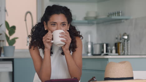 Hermosa-Mujer-Tomando-Café-En-Casa-Disfrutando-De-Las-Vacaciones-Planificando-Con-Anticipación-Sonriendo-Pensando-En-Viajes-De-Vacaciones