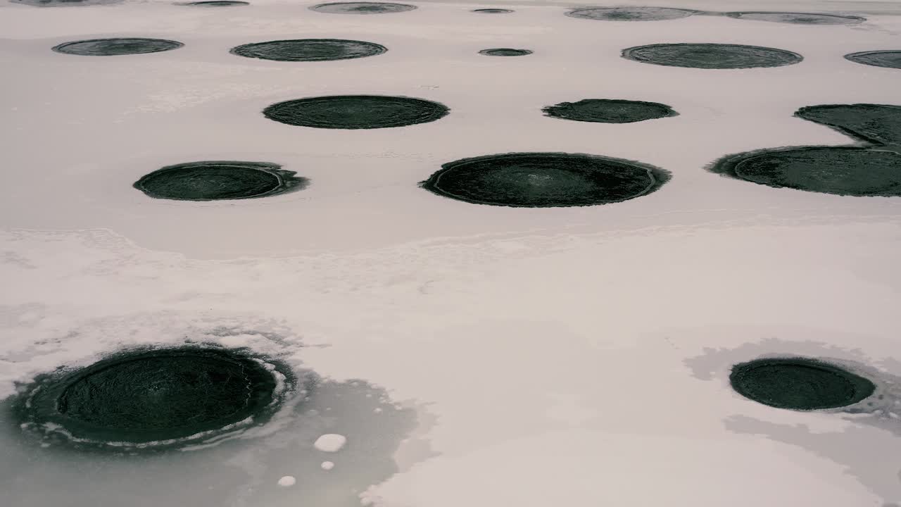 озеро с теплыми подводными гейзерами.