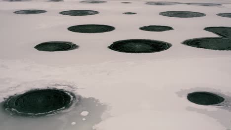 un lago con aguas cálidas y géiseres submarinos.