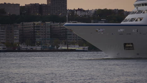 vista de la proa delantera del crucero de pasajeros blanco que pasa por el río hudson con nueva jersey en el fondo