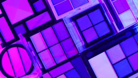 hacer paletas de sombras de ojos con efectos de luz cyberpunk de ciencia ficción.
