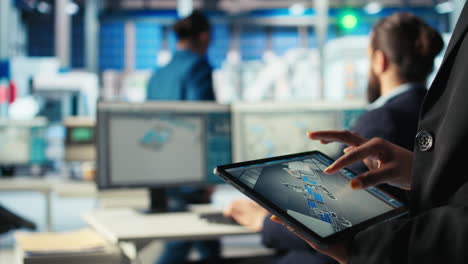 el empleado de la planta de paneles solares utiliza el software cad en la tableta para optimizar los diseños