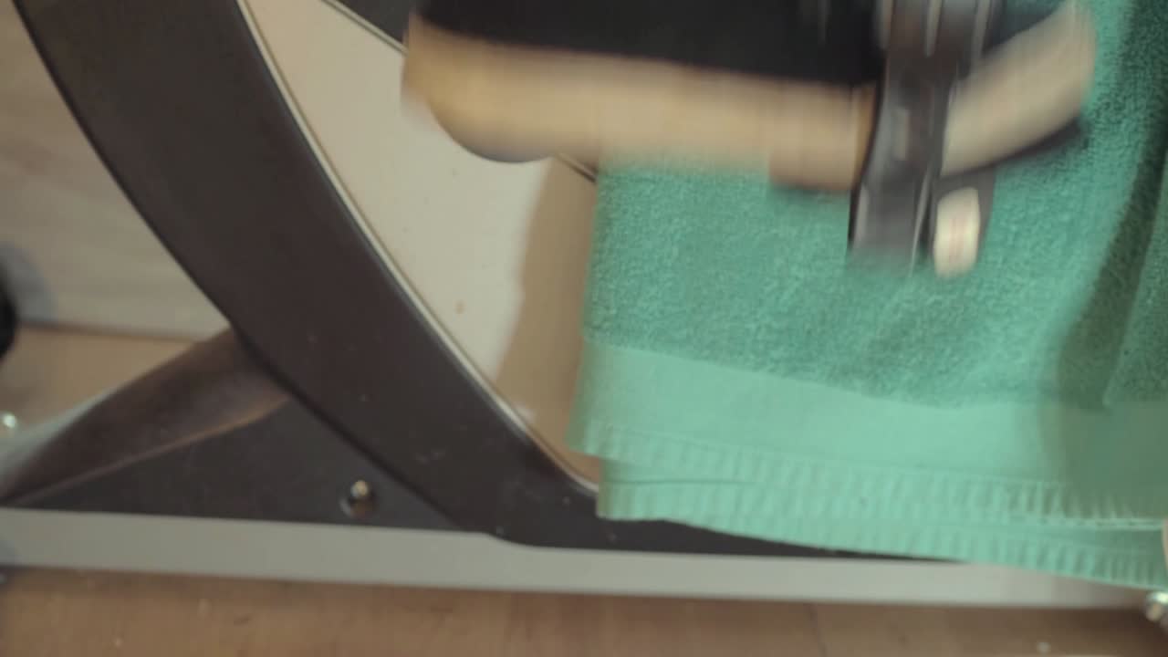 entrenamiento con bicicleta estática en el gimnasio