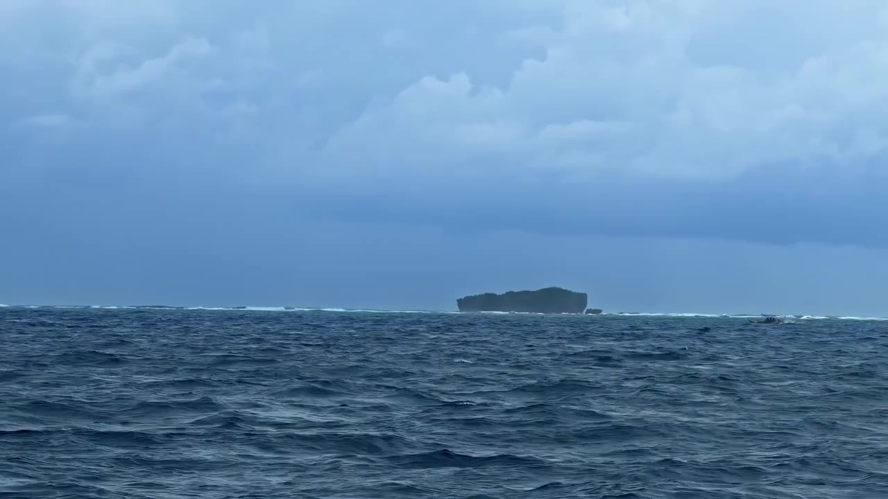 Olas de océano azul oscuro en Catangnan, en la isla de Siargao, Filipinas.