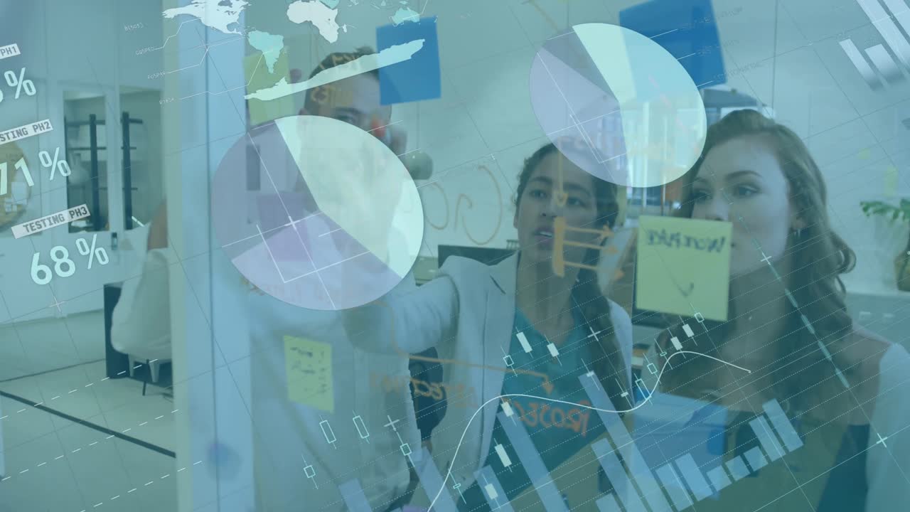 animación del procesamiento de datos estadísticos sobre diversos colegas que discuten sobre notas de memorando en la oficina