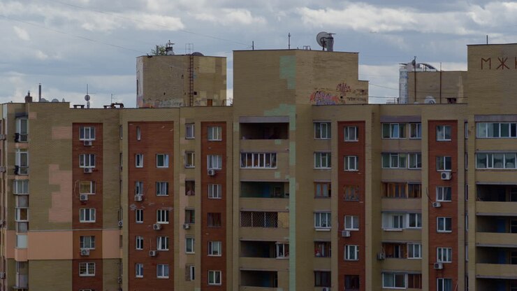 Isolato di condomini in zona residenziale in una giornata nuvolosa. Ripresa aerea con drone di un quartiere dormitorio.