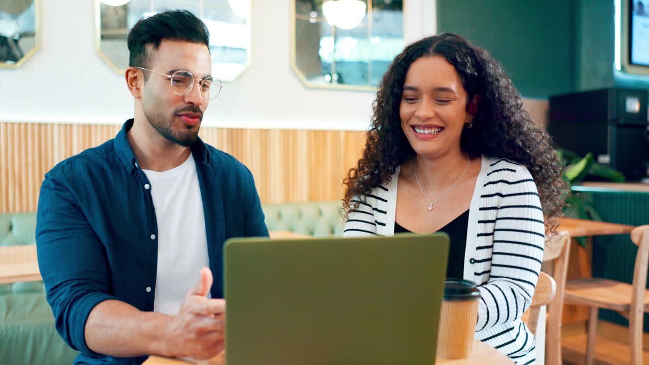 portátil, cafetería y gente feliz