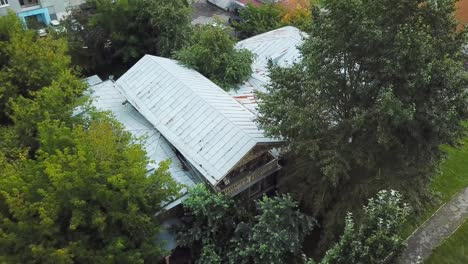 casa con árboles en un entorno urbano antiguo