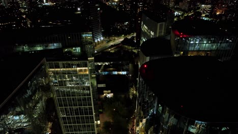 Vista-Aérea-Sobre-Edificios-Iluminados,-Noche-En-Las-Condes,-Santiago-De-Chile