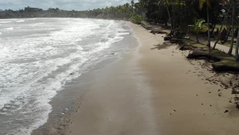 Eine-Luftaufnahme-Eines-Strandes-In-Der-Karibik,-Aufgenommen-Von-Einer-Drohne