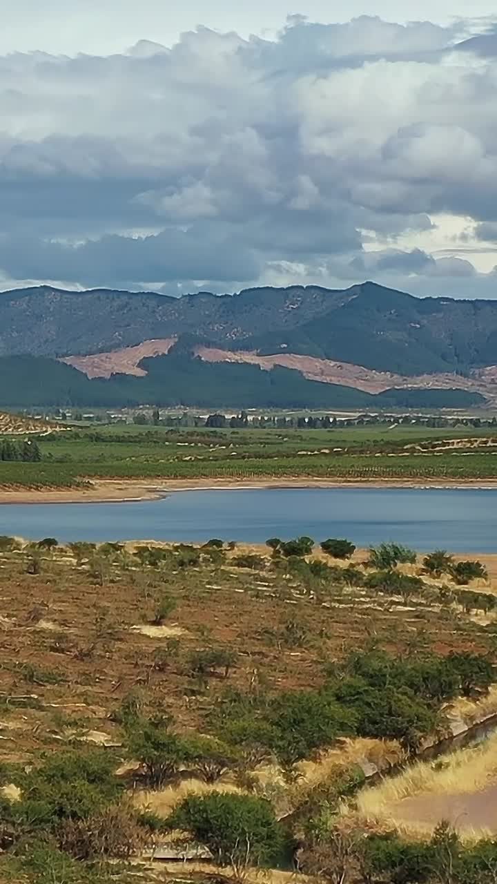 Vista di un lago e montagne in Cile durante il giorno.