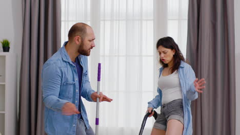 pareja bailando mientras limpia