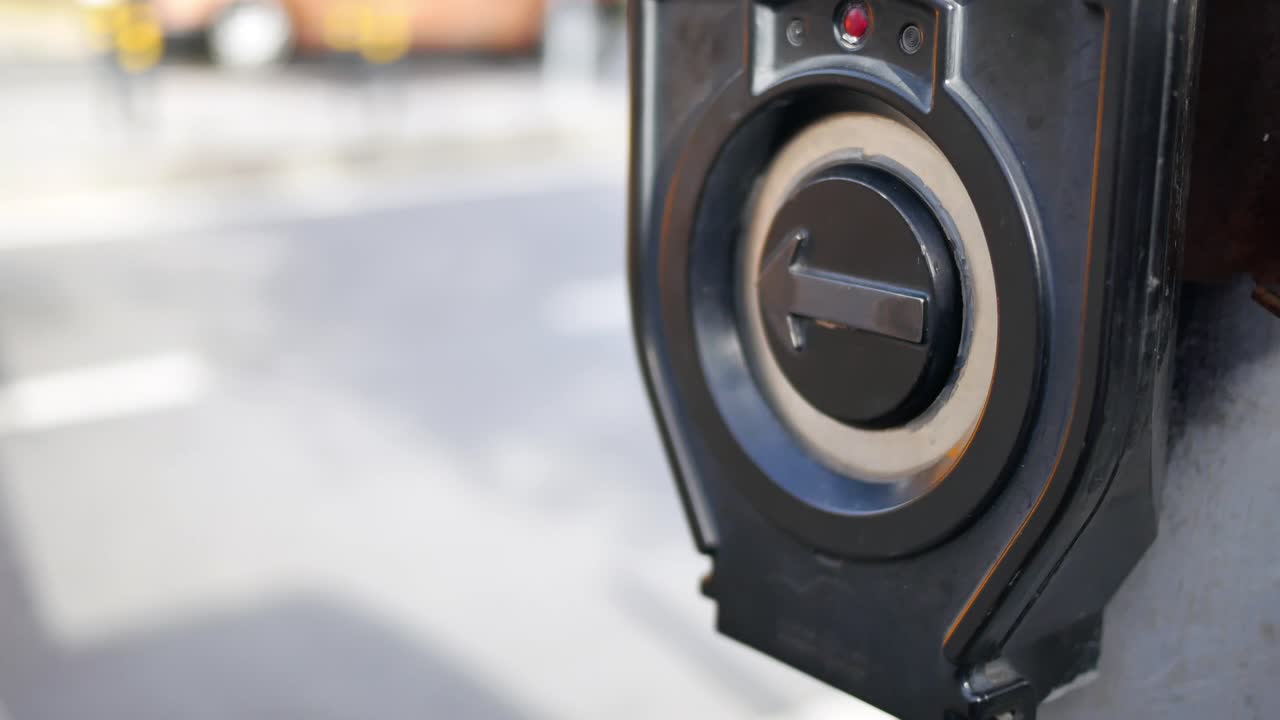 보행자 교차 버튼을 누르는 사람