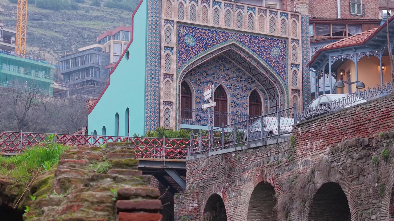 Imagens que mostram a icónica Mesquita Juma, a Ponte do Amor e a arquitetura colorida de Abanotubani, o bairro histórico de Tbilisi