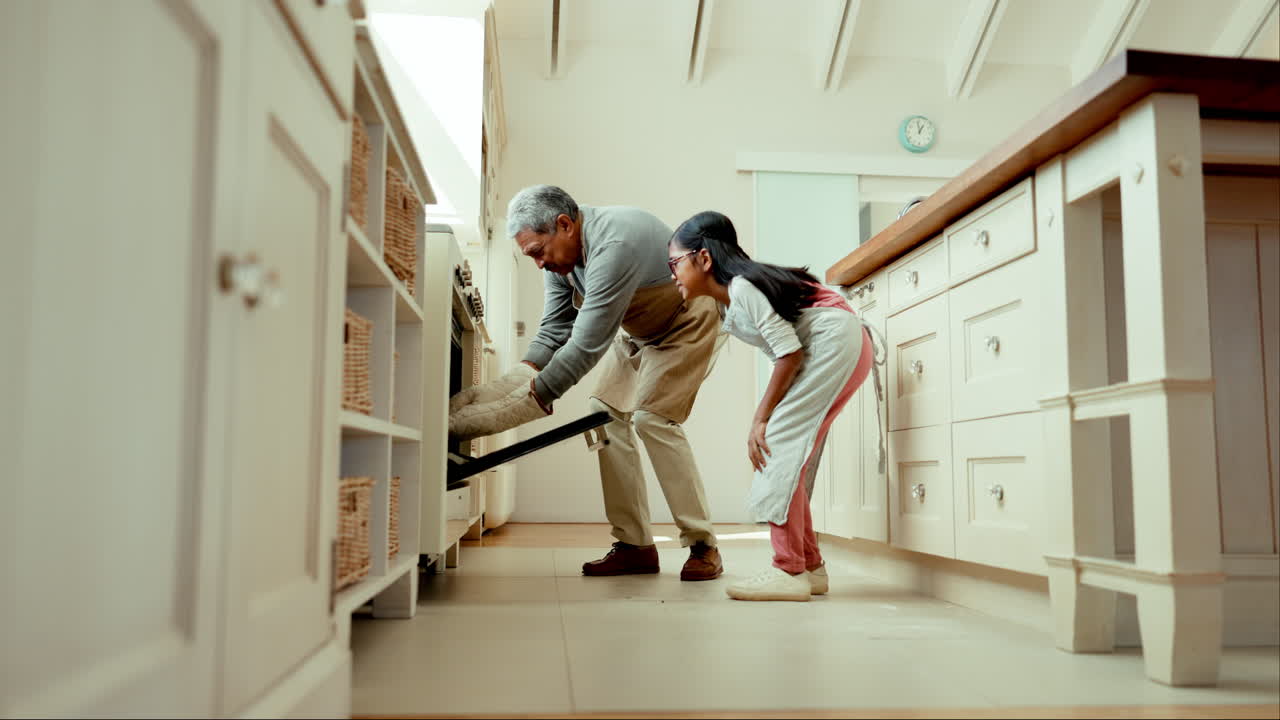 niña, aprendiendo y cocinando con el abuelo