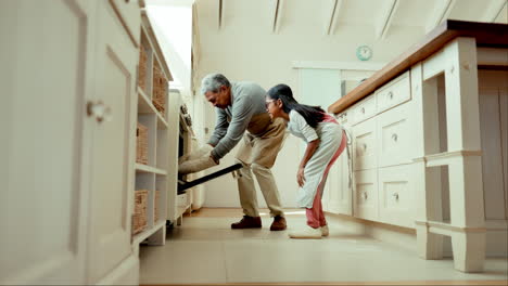 Niña,-Aprendiendo-Y-Cocinando-Con-El-Abuelo