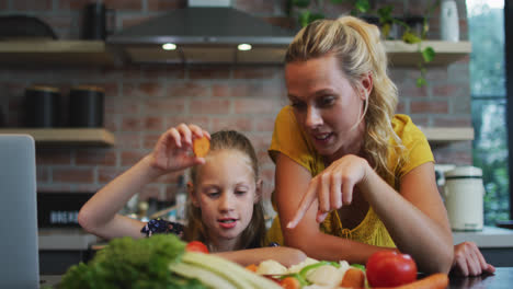 Mutter-Und-Tochter-Kochen-Zusammen