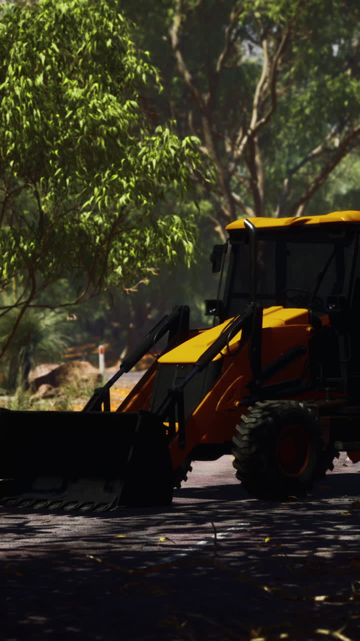 tractor amarillo en un parque