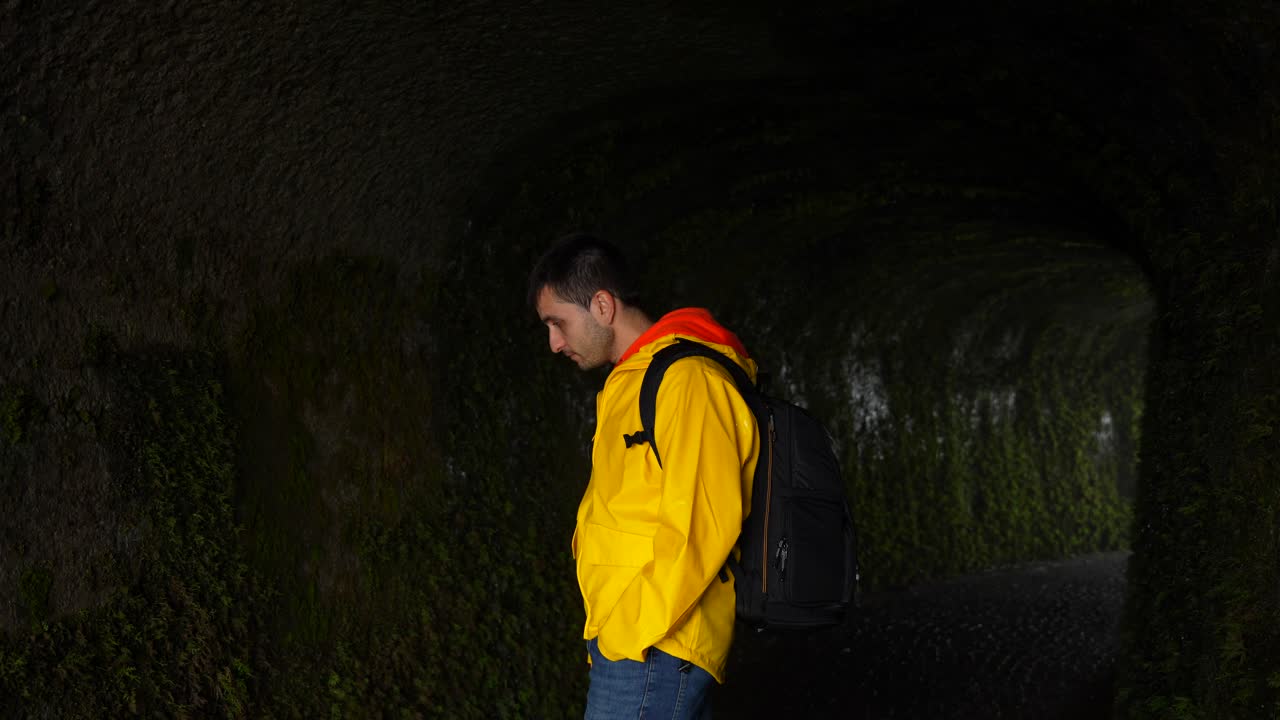 hombre dentro de una cueva de faial caldeira tocando la vegetación, azores