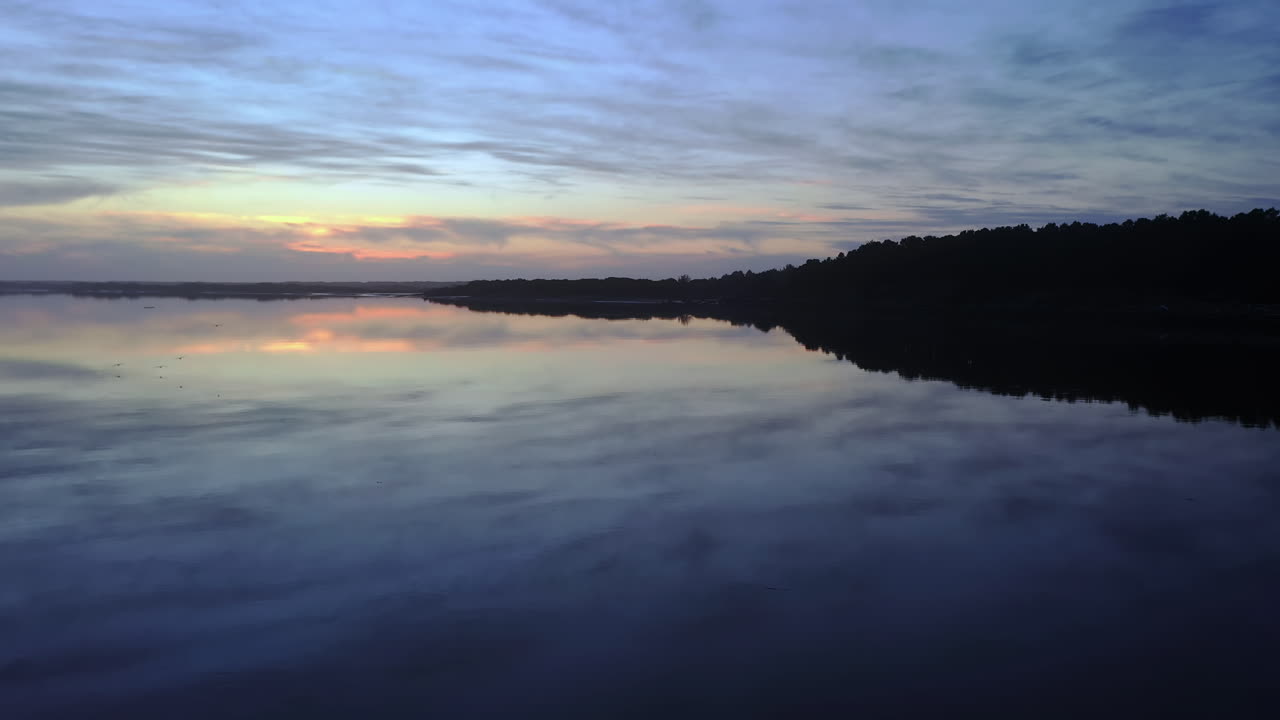 río coquille durante la hora azul, aterrizaje de pájaros. estático