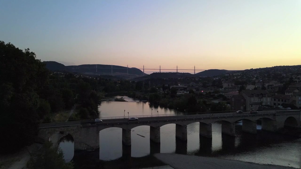 Bellissimo tramonto con il grande viadotto di Millau sullo sfondo. (Secondo ponte più grande del mondo) 4k