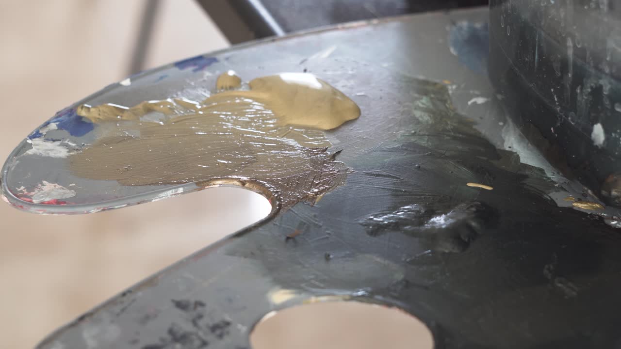 정적 보기에서 브러시를 사용하여 검정 팔레트 도구에서 색상을 혼합하는 아티스트