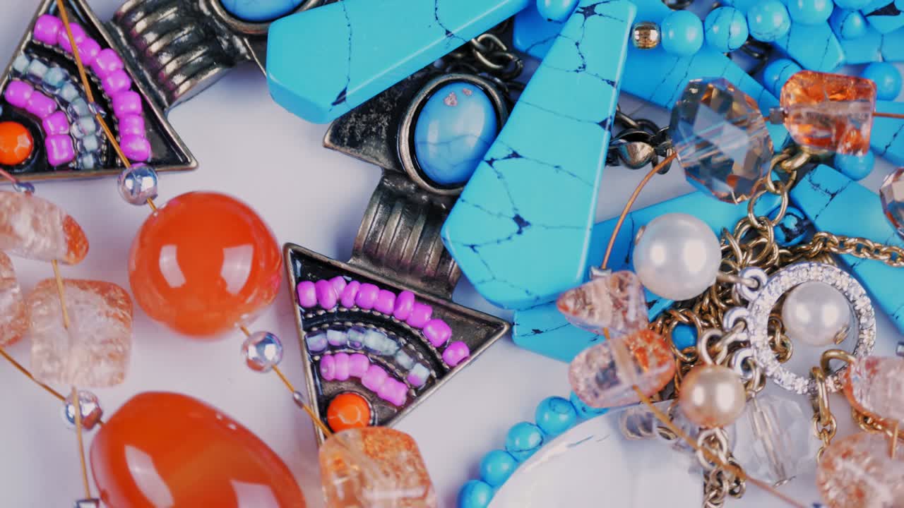 보석, 모자. 근접. 회전. 아름다운 반이는, 반이는 보석, 보석에서 반이는 모자. 매크로. 다양한 색상의 많은 모자. 다양한 보석, 돌 제품, 모자