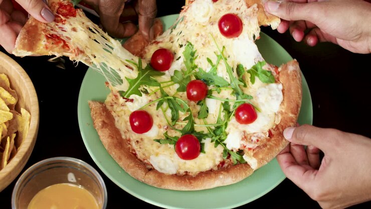 Pizza con tomate, queso y rúcula