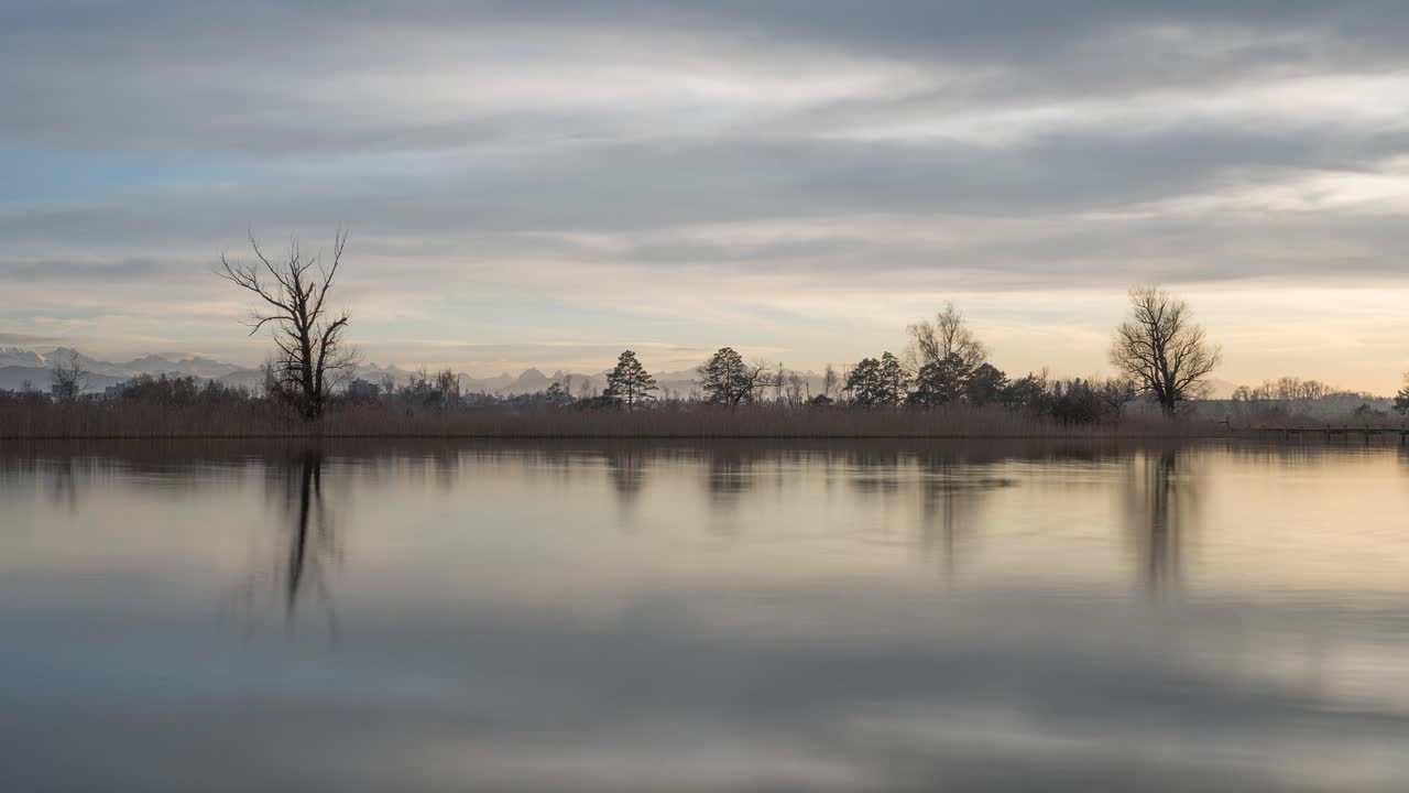 la puesta de sol épica en un lago pfäffikersee en wetzikon, suiza