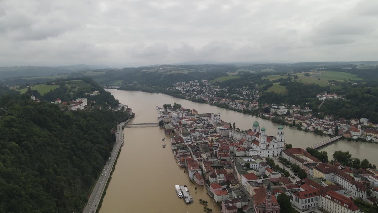 Vista aerea della città di Passau inondata dalla piena dei fiumi Inn e Danubio.
