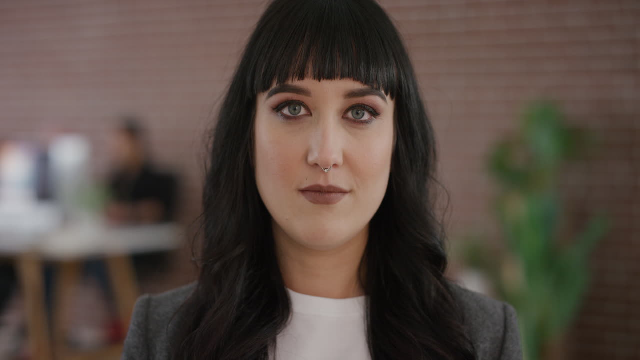 독립적 인 젊은 사업가 여성의 초상화 자신감있는 여성 기업가 사무실에서 코 반지를 착용 느린 동작