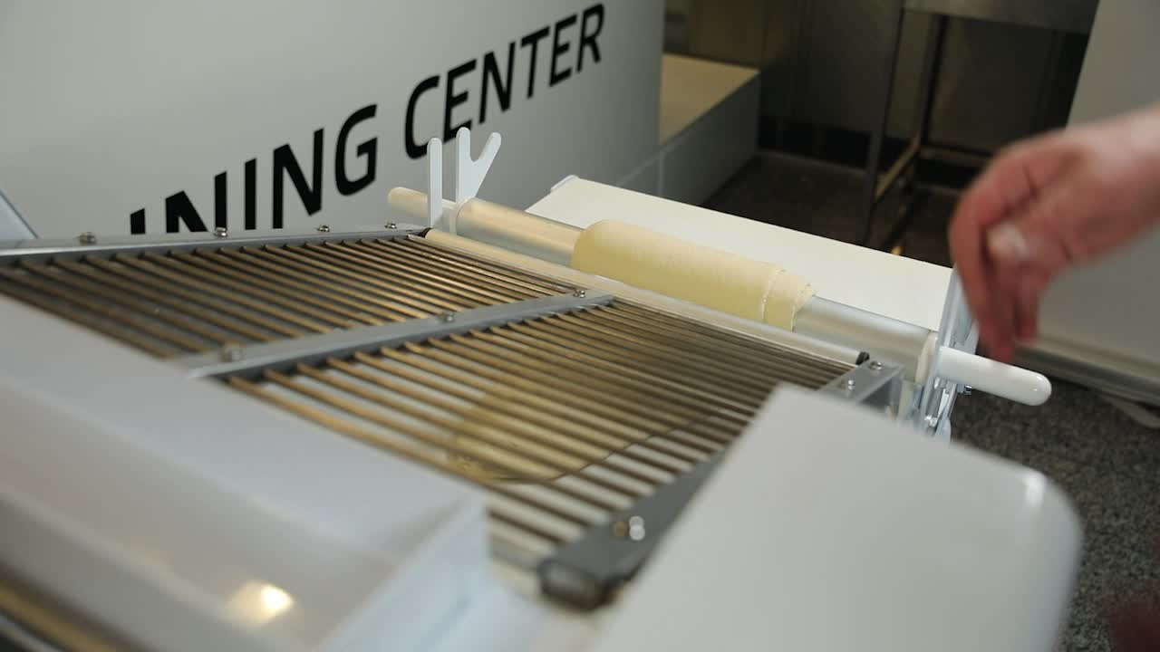 작업 중인 산업용 반죽 롤링 기계